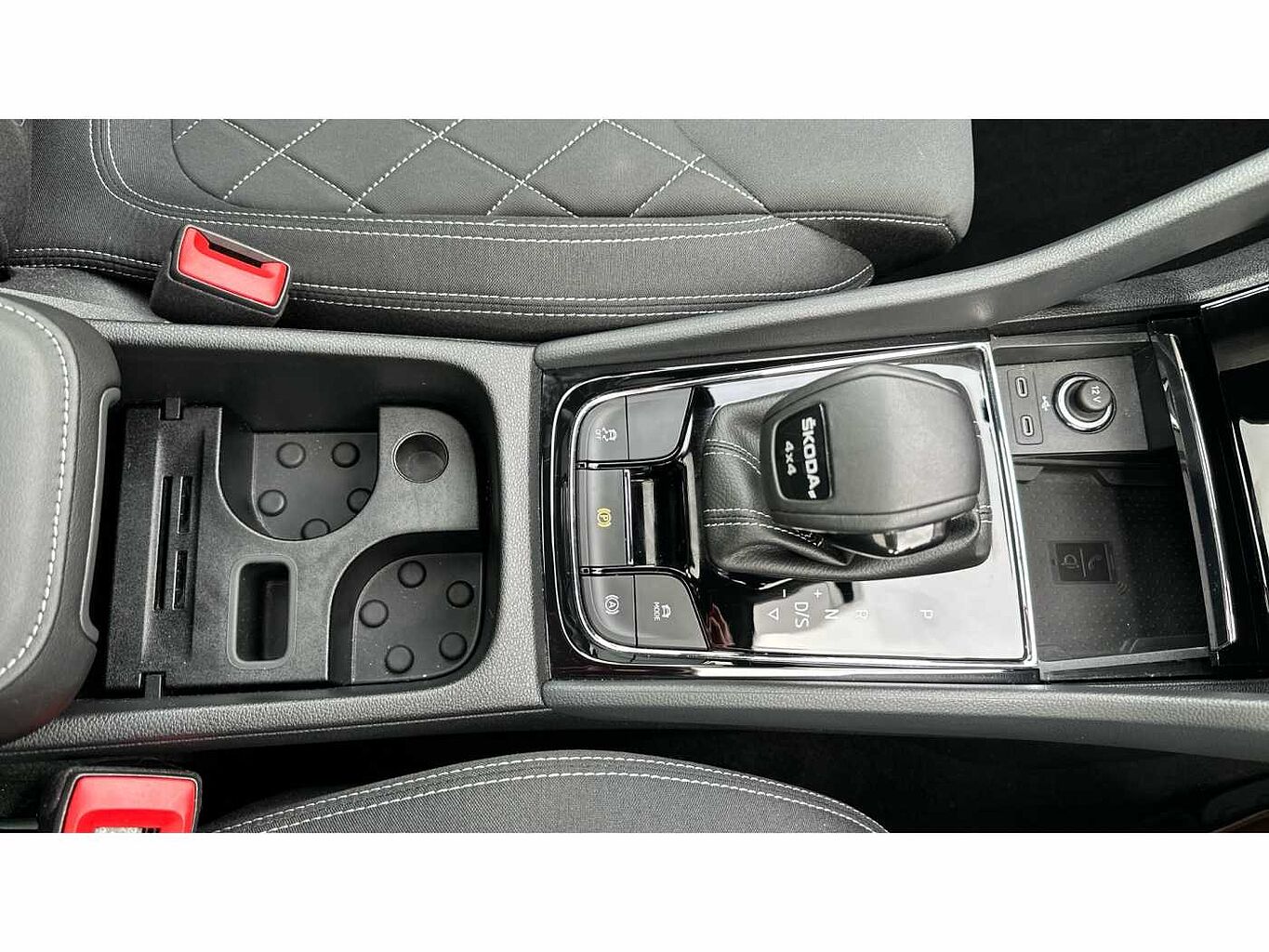 SKODA Karoq SUV 2.0 TSI (190ps) 4X4 SportLine DSG
